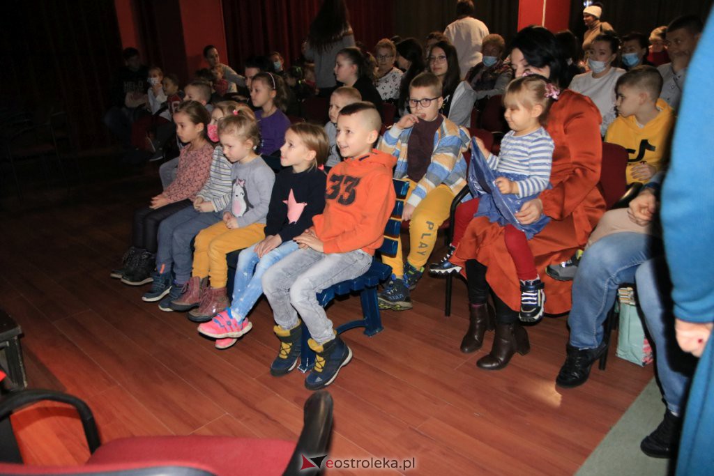 „Niewidzialni” w Klubie Oczko. Widzowie obejrzeli dwa świąteczne spektakle [15.01.2022] - zdjęcie #4 - eOstroleka.pl