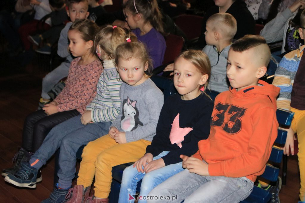 „Niewidzialni” w Klubie Oczko. Widzowie obejrzeli dwa świąteczne spektakle [15.01.2022] - zdjęcie #5 - eOstroleka.pl