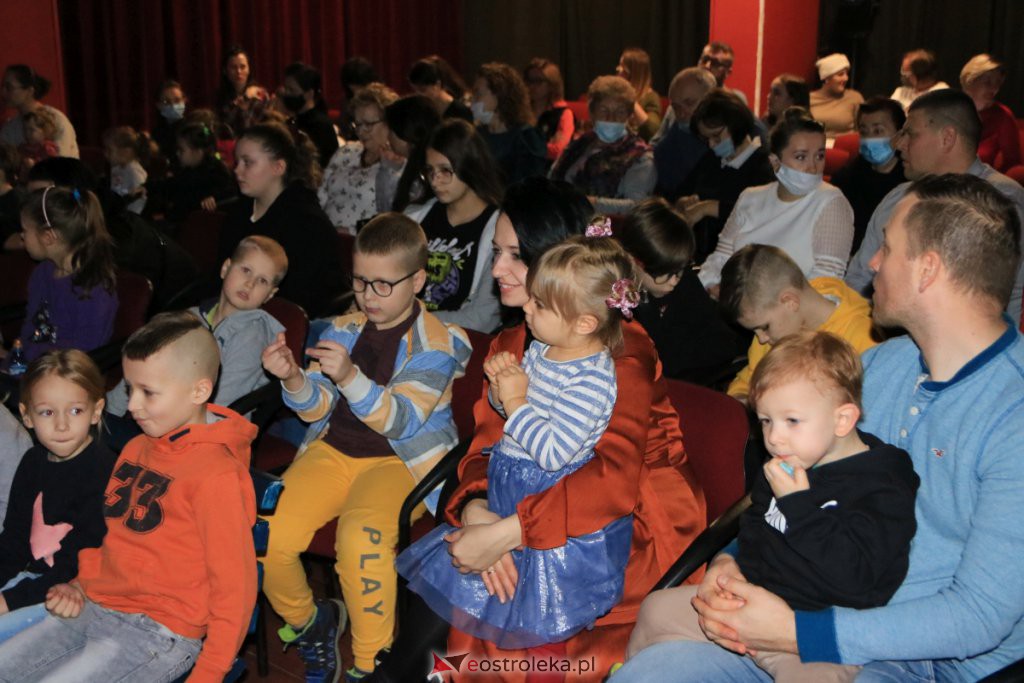 „Niewidzialni” w Klubie Oczko. Widzowie obejrzeli dwa świąteczne spektakle [15.01.2022] - zdjęcie #6 - eOstroleka.pl