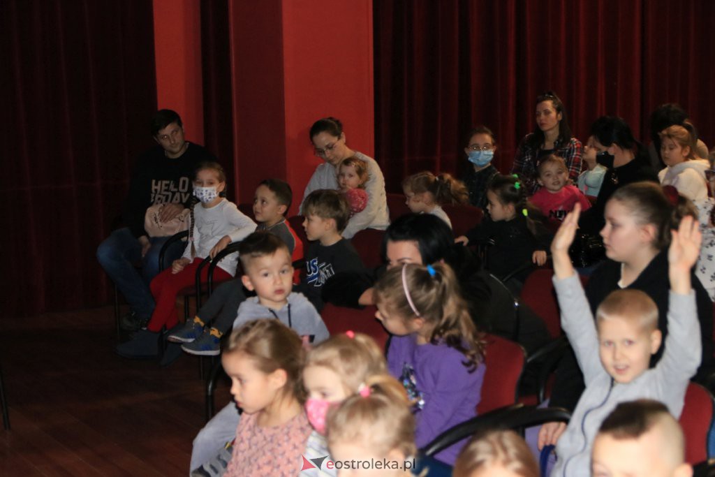 „Niewidzialni” w Klubie Oczko. Widzowie obejrzeli dwa świąteczne spektakle [15.01.2022] - zdjęcie #7 - eOstroleka.pl