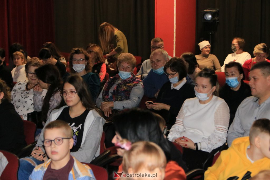 „Niewidzialni” w Klubie Oczko. Widzowie obejrzeli dwa świąteczne spektakle [15.01.2022] - zdjęcie #8 - eOstroleka.pl