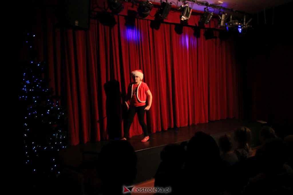 „Niewidzialni” w Klubie Oczko. Widzowie obejrzeli dwa świąteczne spektakle [15.01.2022] - zdjęcie #10 - eOstroleka.pl