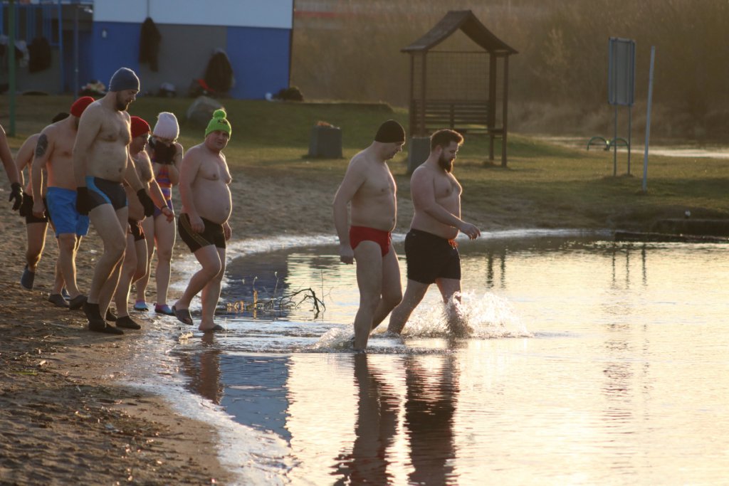 Spotkanie Morsów z Ostrołęki na plaży miejskiej [15.01.2022] - zdjęcie #24 - eOstroleka.pl