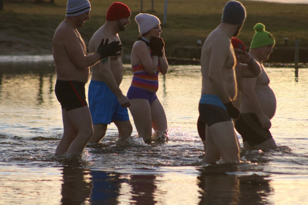 Spotkanie Morsów z Ostrołęki na plaży miejskiej [15.01.2022] - zdjęcie #21 - eOstroleka.pl
