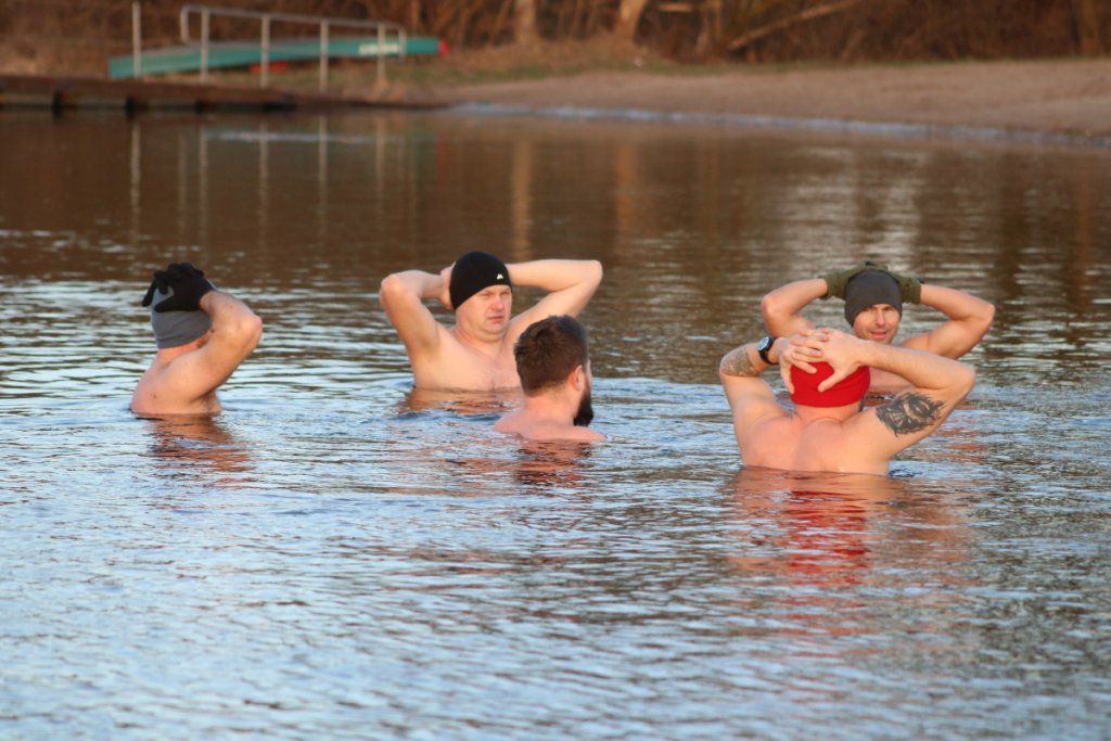 Spotkanie Morsów z Ostrołęki na plaży miejskiej [15.01.2022] - zdjęcie #4 - eOstroleka.pl