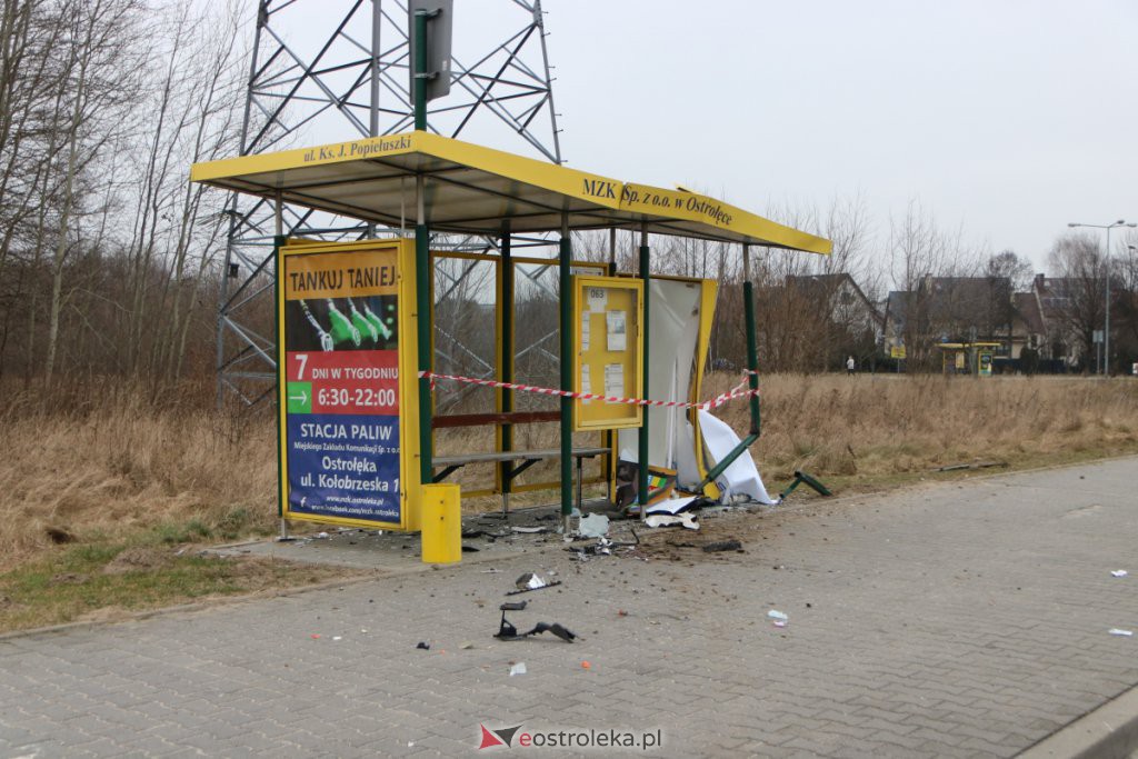 Uszkodził wiatę przystankową i uciekł. Na miejscu zgubił tablicę rejestracyjną [16.01.2022] - zdjęcie #1 - eOstroleka.pl
