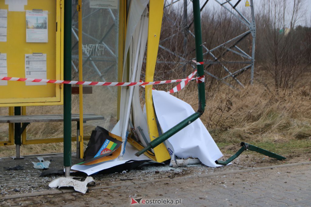 Uszkodził wiatę przystankową i uciekł. Na miejscu zgubił tablicę rejestracyjną [16.01.2022] - zdjęcie #2 - eOstroleka.pl