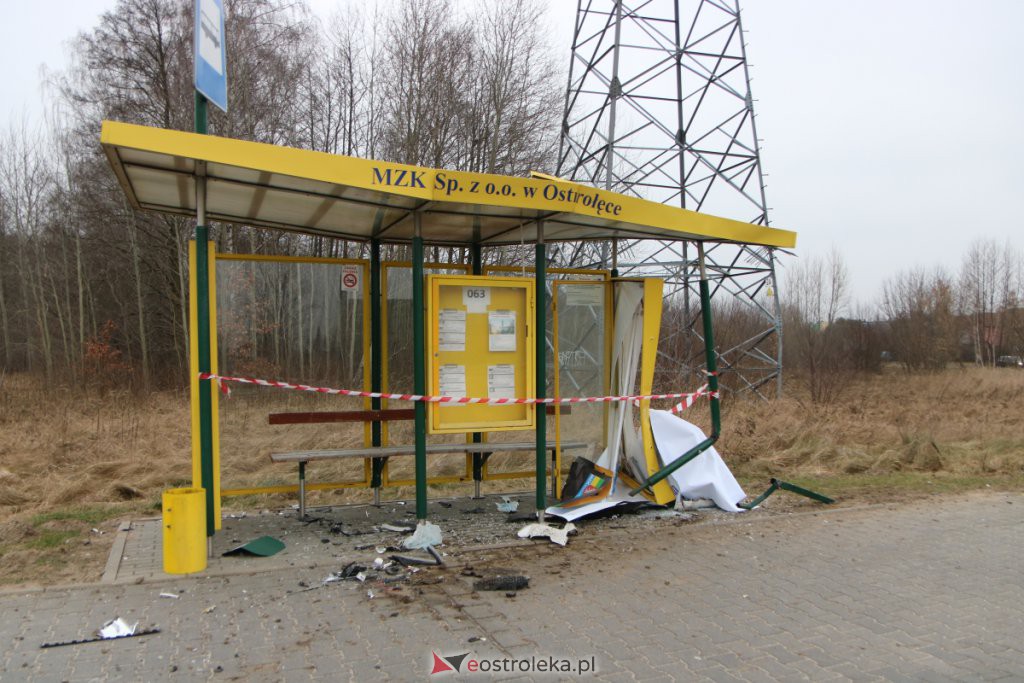 Uszkodził wiatę przystankową i uciekł. Na miejscu zgubił tablicę rejestracyjną [16.01.2022] - zdjęcie #3 - eOstroleka.pl