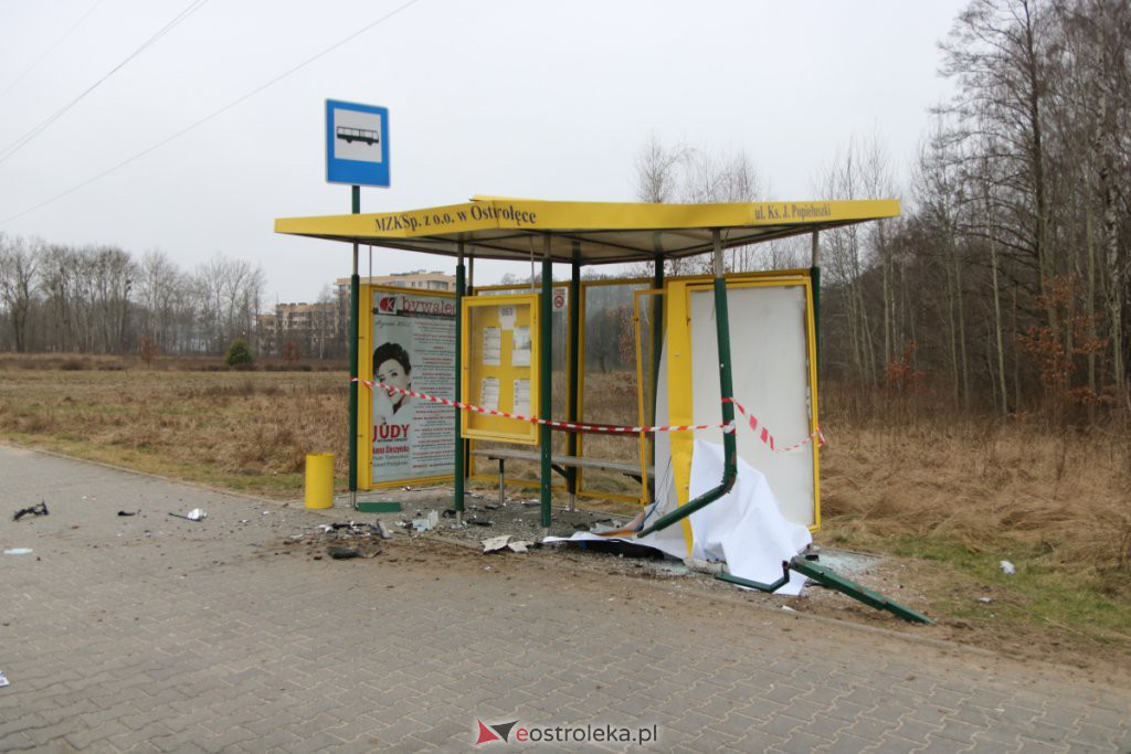 Uszkodził wiatę przystankową i uciekł. Na miejscu zgubił tablicę rejestracyjną [16.01.2022] - zdjęcie #4 - eOstroleka.pl