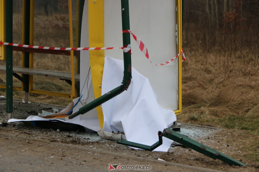 Uszkodził wiatę przystankową i uciekł. Na miejscu zgubił tablicę rejestracyjną [16.01.2022] - zdjęcie #5 - eOstroleka.pl
