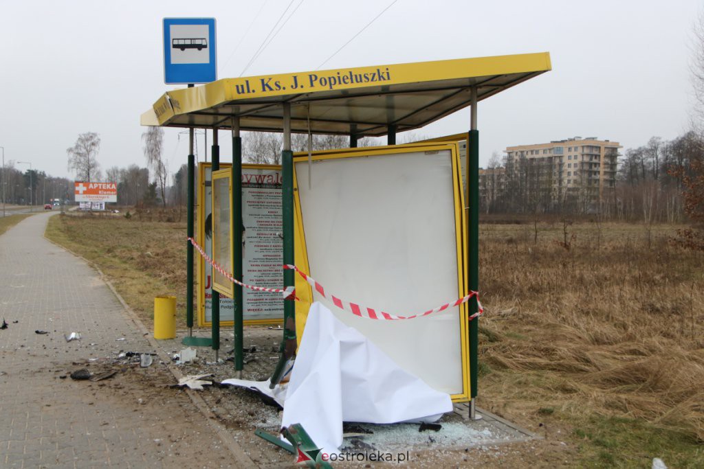 Uszkodził wiatę przystankową i uciekł. Na miejscu zgubił tablicę rejestracyjną [16.01.2022] - zdjęcie #7 - eOstroleka.pl