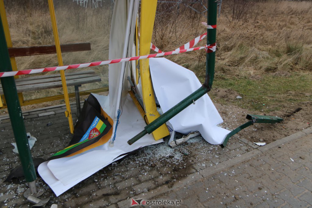 Uszkodził wiatę przystankową i uciekł. Na miejscu zgubił tablicę rejestracyjną [16.01.2022] - zdjęcie #10 - eOstroleka.pl