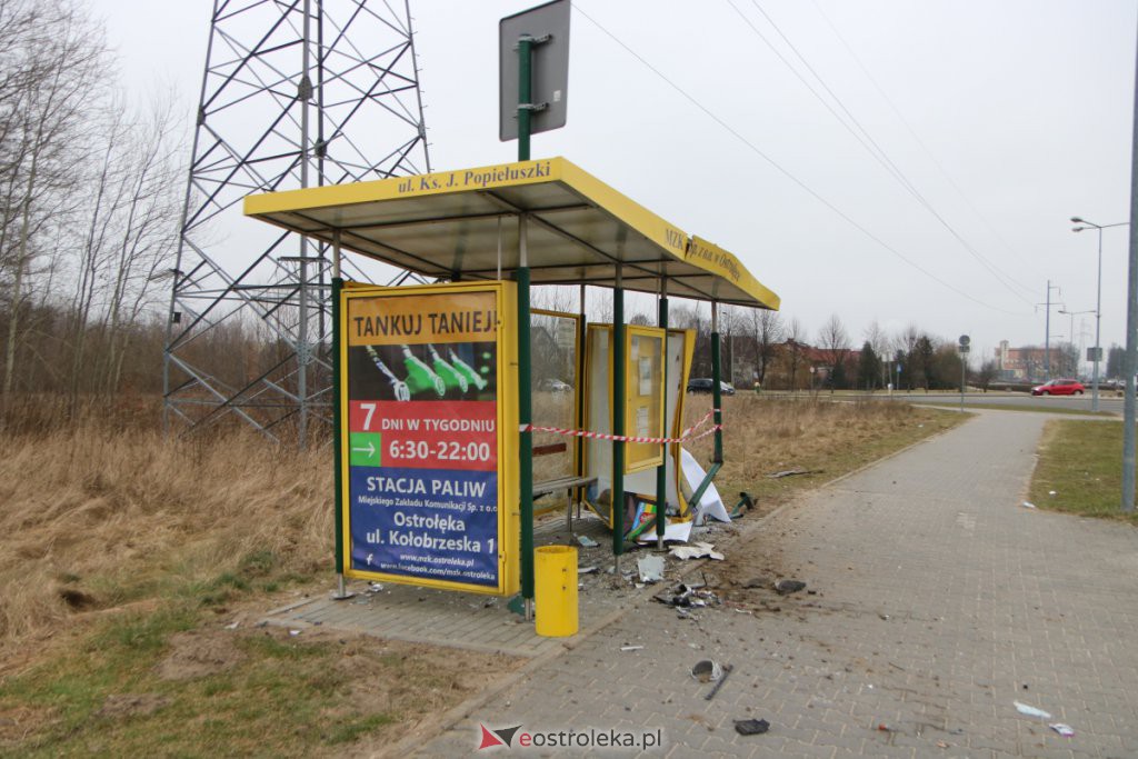 Uszkodził wiatę przystankową i uciekł. Na miejscu zgubił tablicę rejestracyjną [16.01.2022] - zdjęcie #11 - eOstroleka.pl