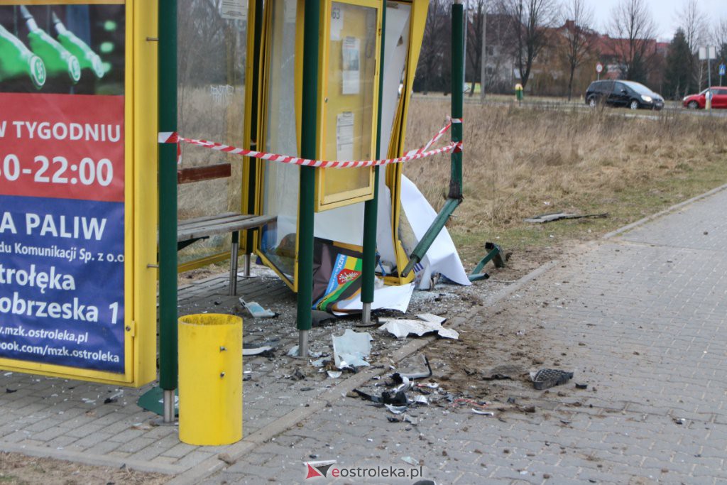 Uszkodził wiatę przystankową i uciekł. Na miejscu zgubił tablicę rejestracyjną [16.01.2022] - zdjęcie #12 - eOstroleka.pl
