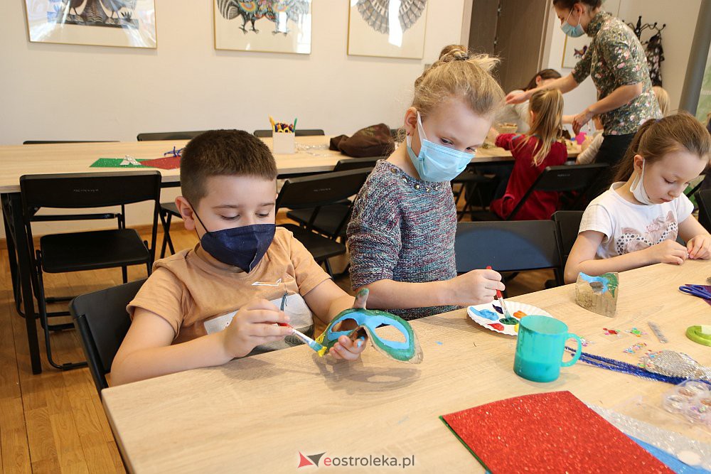 Rodzinne warsztaty z karnawałowym akcentem w Muzeum Kultury Kurpiowskiej [23.01.2022] - zdjęcie #7 - eOstroleka.pl