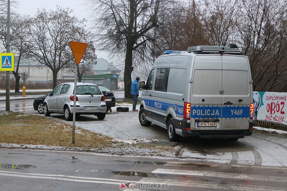 Poranna kraksa przy ZUS-ie. Sprawczyni ukarana wysokim mandatem [26.01.2022] - zdjęcie #2 - eOstroleka.pl