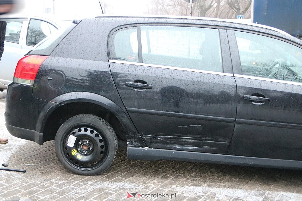 Poranna kraksa przy ZUS-ie. Sprawczyni ukarana wysokim mandatem [26.01.2022] - zdjęcie #1 - eOstroleka.pl