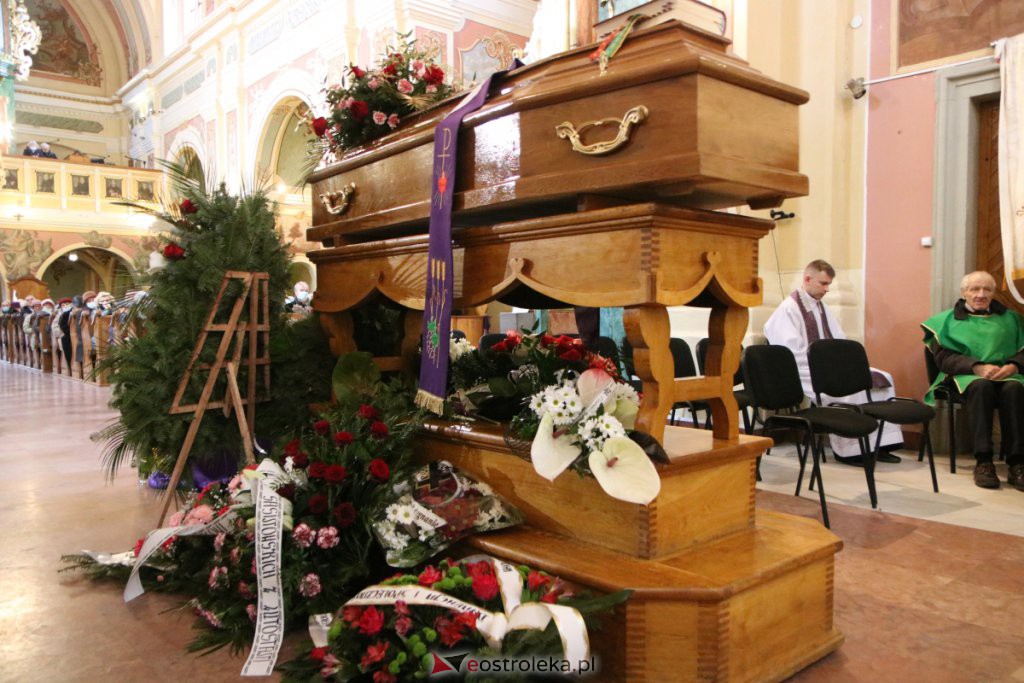 Uroczystości pogrzebowe ś.p. księdza kanonika Witolda Brulińskiego  [26.01.2022] - zdjęcie #1 - eOstroleka.pl