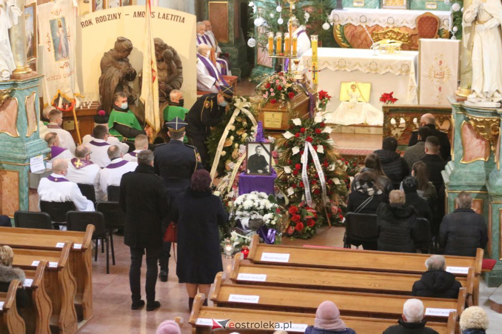 Uroczystości pogrzebowe ś.p. księdza kanonika Witolda Brulińskiego  [26.01.2022] - zdjęcie #8 - eOstroleka.pl