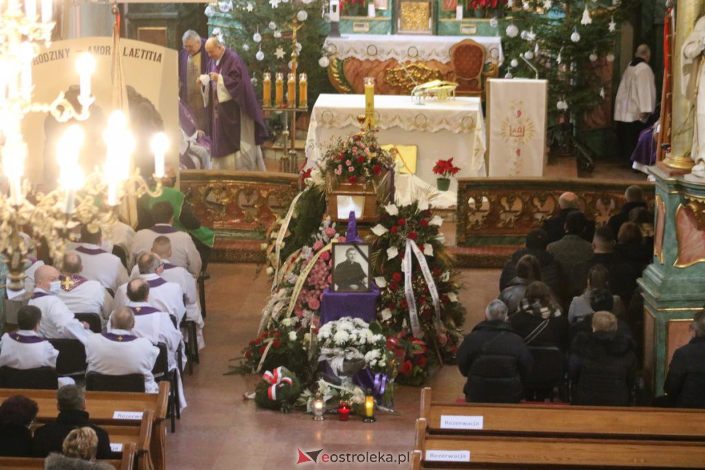 Uroczystości pogrzebowe ś.p. księdza kanonika Witolda Brulińskiego  [26.01.2022] - zdjęcie #11 - eOstroleka.pl