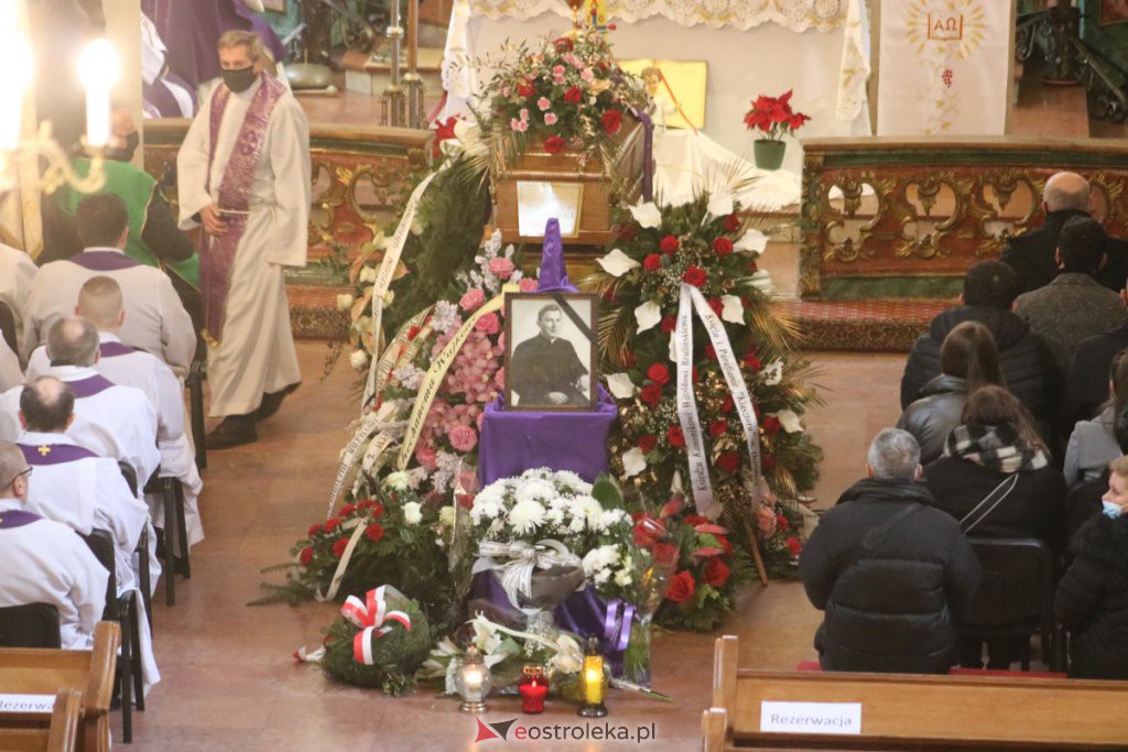 Uroczystości pogrzebowe ś.p. księdza kanonika Witolda Brulińskiego  [26.01.2022] - zdjęcie #12 - eOstroleka.pl
