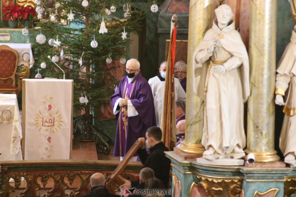Uroczystości pogrzebowe ś.p. księdza kanonika Witolda Brulińskiego  [26.01.2022] - zdjęcie #17 - eOstroleka.pl
