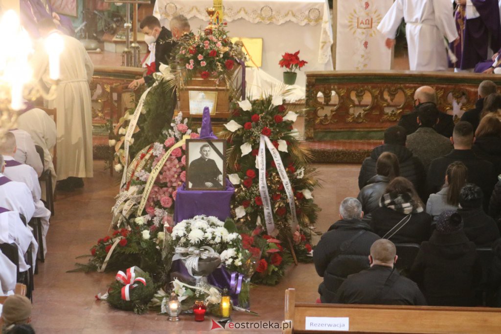 Uroczystości pogrzebowe ś.p. księdza kanonika Witolda Brulińskiego  [26.01.2022] - zdjęcie #15 - eOstroleka.pl