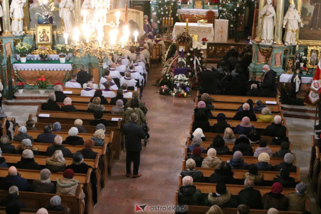 Uroczystości pogrzebowe ś.p. księdza kanonika Witolda Brulińskiego  [26.01.2022] - zdjęcie #14 - eOstroleka.pl