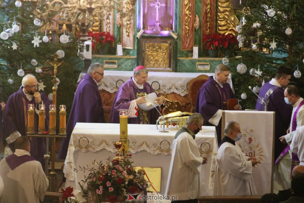 Uroczystości pogrzebowe ś.p. księdza kanonika Witolda Brulińskiego  [26.01.2022] - zdjęcie #11 - eOstroleka.pl
