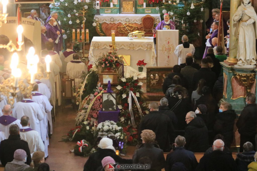 Uroczystości pogrzebowe ś.p. księdza kanonika Witolda Brulińskiego  [26.01.2022] - zdjęcie #8 - eOstroleka.pl