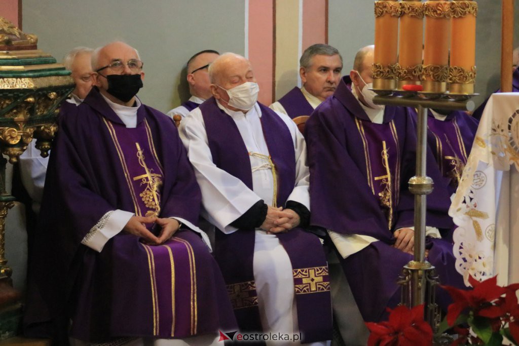 Uroczystości pogrzebowe ś.p. księdza kanonika Witolda Brulińskiego  [26.01.2022] - zdjęcie #4 - eOstroleka.pl