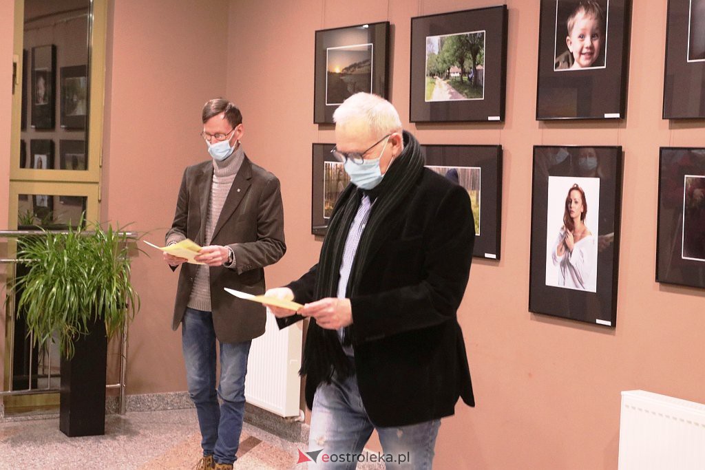 Wernisaż wystawy Akademii Fotografii OTF [28.01.2022] - zdjęcie #4 - eOstroleka.pl