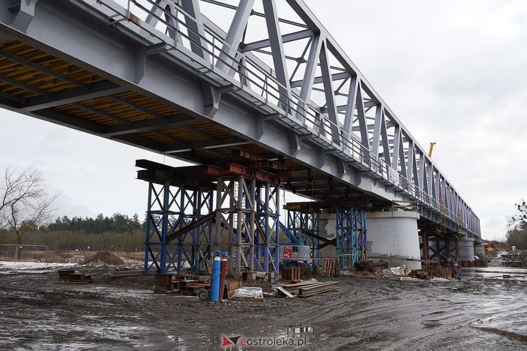 Budowa nowego mostu kolejowego na rzece Narew w Ostrołęce [3.02.2022] - zdjęcie #25 - eOstroleka.pl