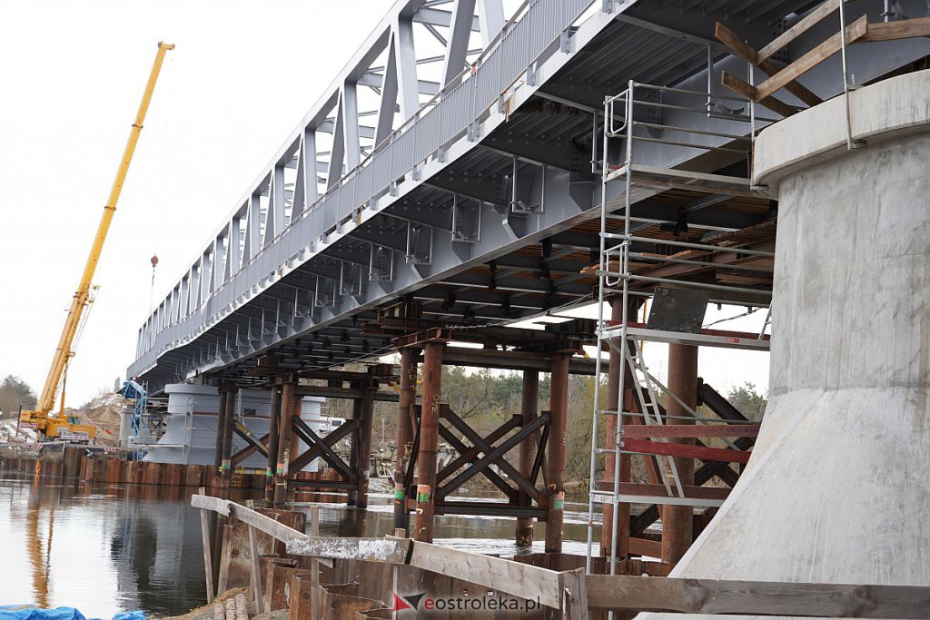 Budowa nowego mostu kolejowego na rzece Narew w Ostrołęce [3.02.2022] - zdjęcie #20 - eOstroleka.pl