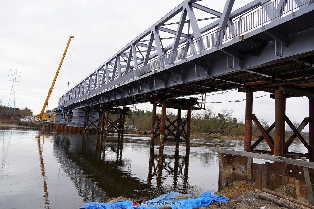 Budowa nowego mostu kolejowego na rzece Narew w Ostrołęce [3.02.2022] - zdjęcie #9 - eOstroleka.pl