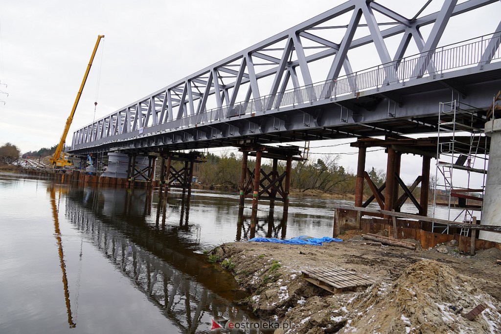 Budowa nowego mostu kolejowego na rzece Narew w Ostrołęce [3.02.2022] - zdjęcie #8 - eOstroleka.pl