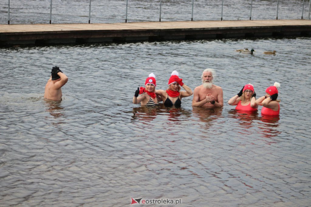 Sobotnie spotkanie Morsów na plaży miejskiej w Ostrołęce [05.02.2022] - zdjęcie #15 - eOstroleka.pl