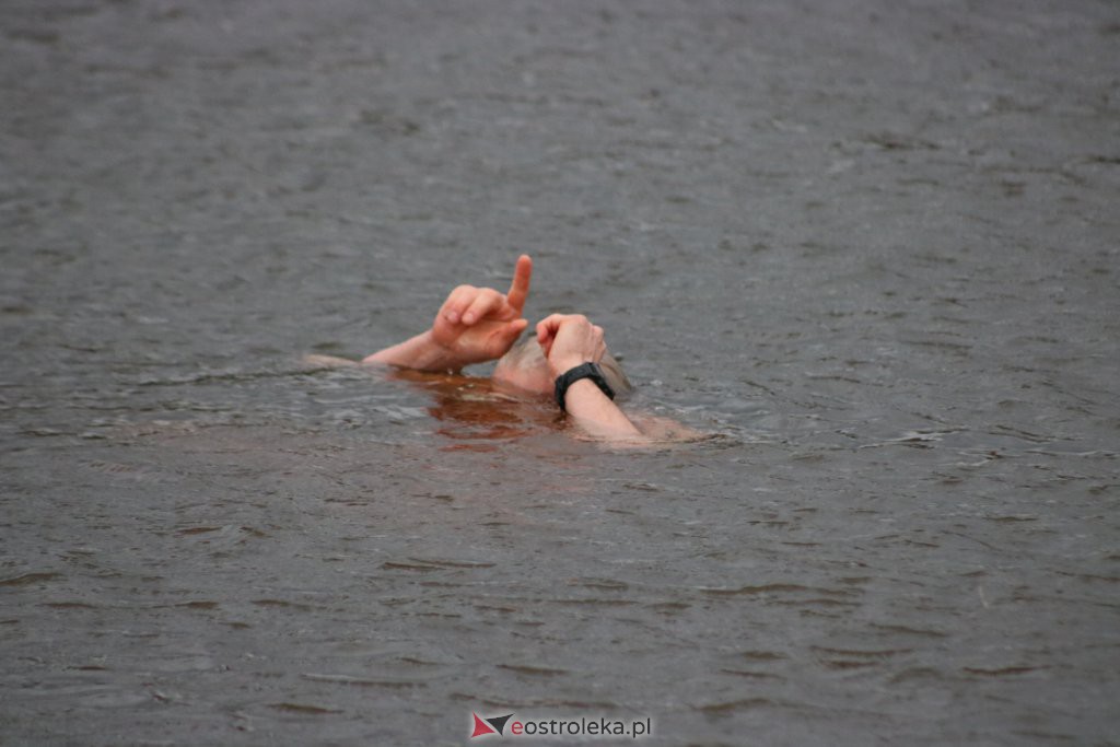 Sobotnie spotkanie Morsów na plaży miejskiej w Ostrołęce [05.02.2022] - zdjęcie #4 - eOstroleka.pl