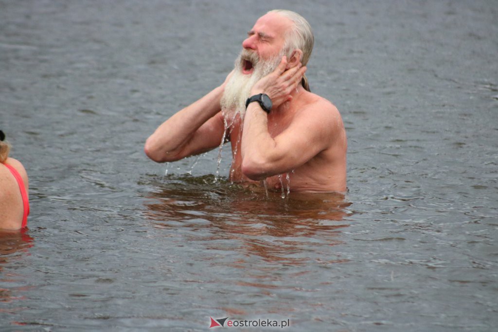 Sobotnie spotkanie Morsów na plaży miejskiej w Ostrołęce [05.02.2022] - zdjęcie #3 - eOstroleka.pl