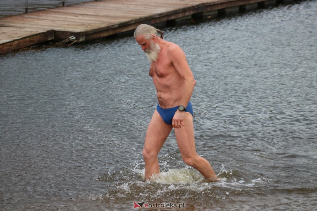Sobotnie spotkanie Morsów na plaży miejskiej w Ostrołęce [05.02.2022] - zdjęcie #1 - eOstroleka.pl