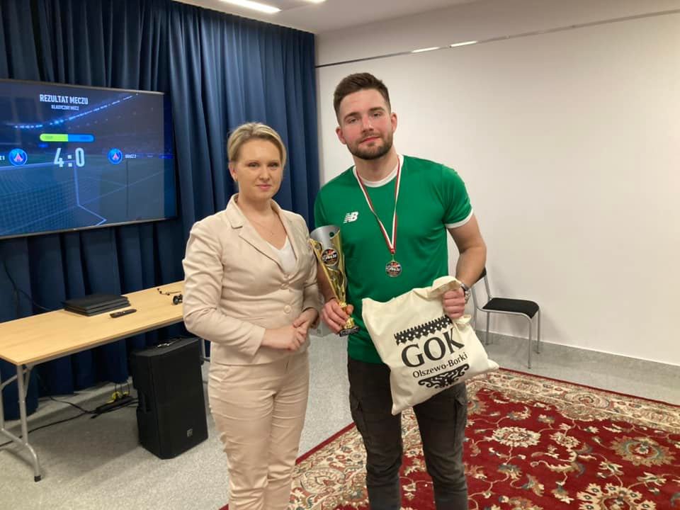 Turniej FIFA 22 w Olszewie-Borkach. Szymon Szczepanek najlepszy w kategorii 16+ - zdjęcie #5 - eOstroleka.pl