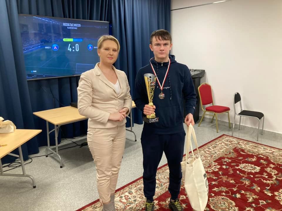Turniej FIFA 22 w Olszewie-Borkach. Szymon Szczepanek najlepszy w kategorii 16+ - zdjęcie #3 - eOstroleka.pl