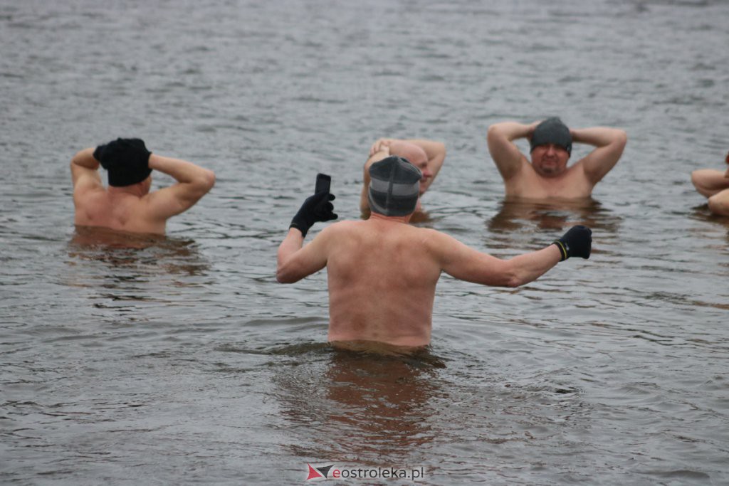 Spotkanie Morsów na plaży miejskiej w Ostrołęce [06.02.2022] - zdjęcie #15 - eOstroleka.pl