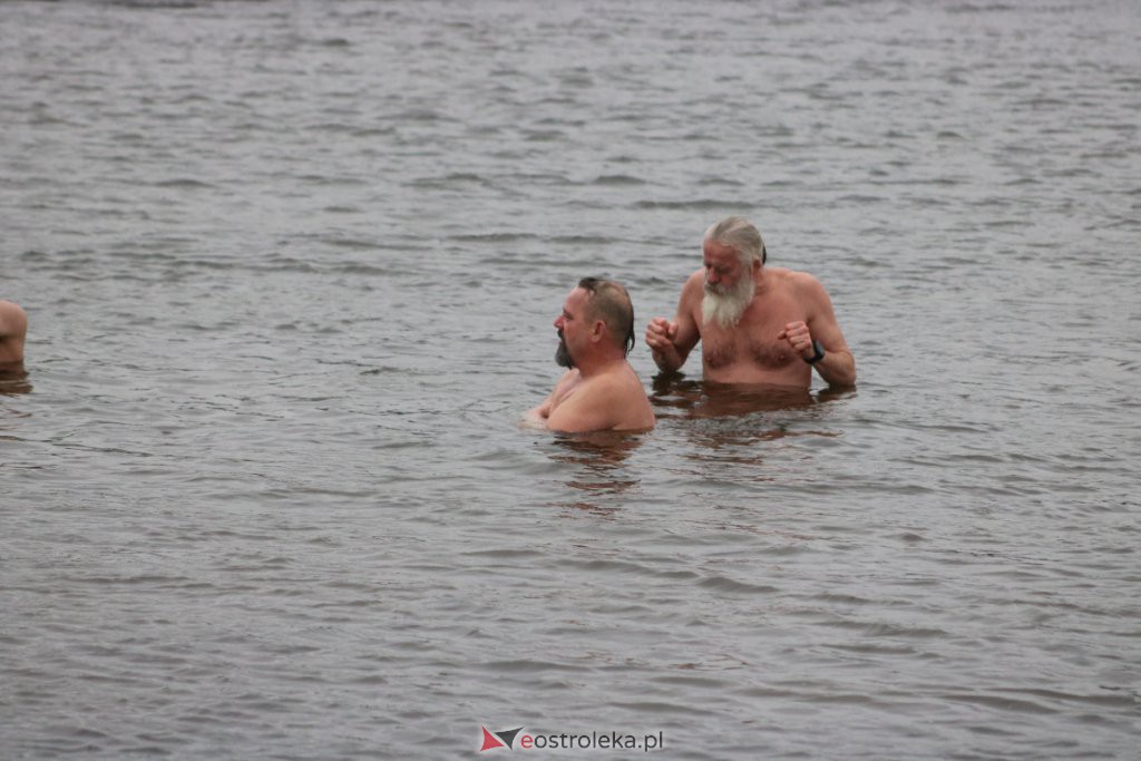Spotkanie Morsów na plaży miejskiej w Ostrołęce [06.02.2022] - zdjęcie #12 - eOstroleka.pl