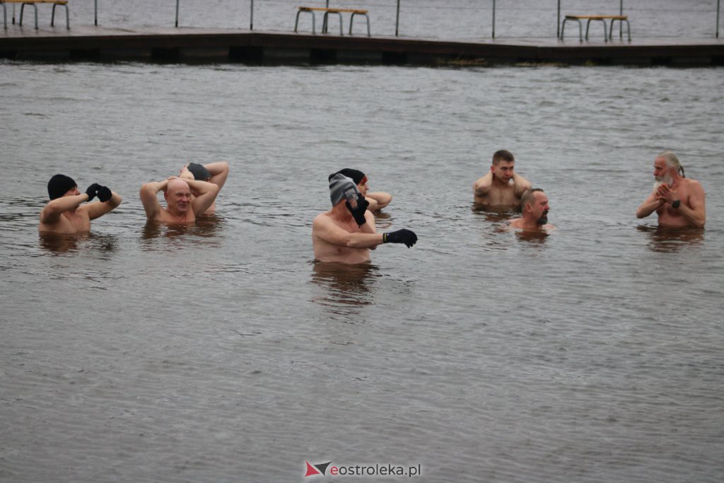 Spotkanie Morsów na plaży miejskiej w Ostrołęce [06.02.2022] - zdjęcie #11 - eOstroleka.pl