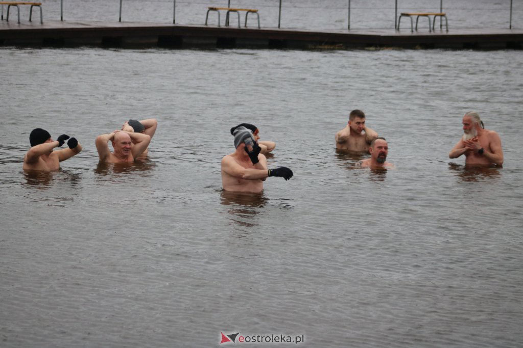 Spotkanie Morsów na plaży miejskiej w Ostrołęce [06.02.2022] - zdjęcie #10 - eOstroleka.pl