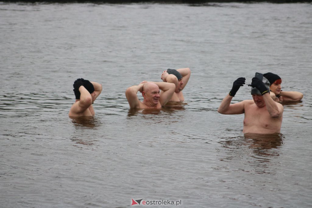 Spotkanie Morsów na plaży miejskiej w Ostrołęce [06.02.2022] - zdjęcie #9 - eOstroleka.pl