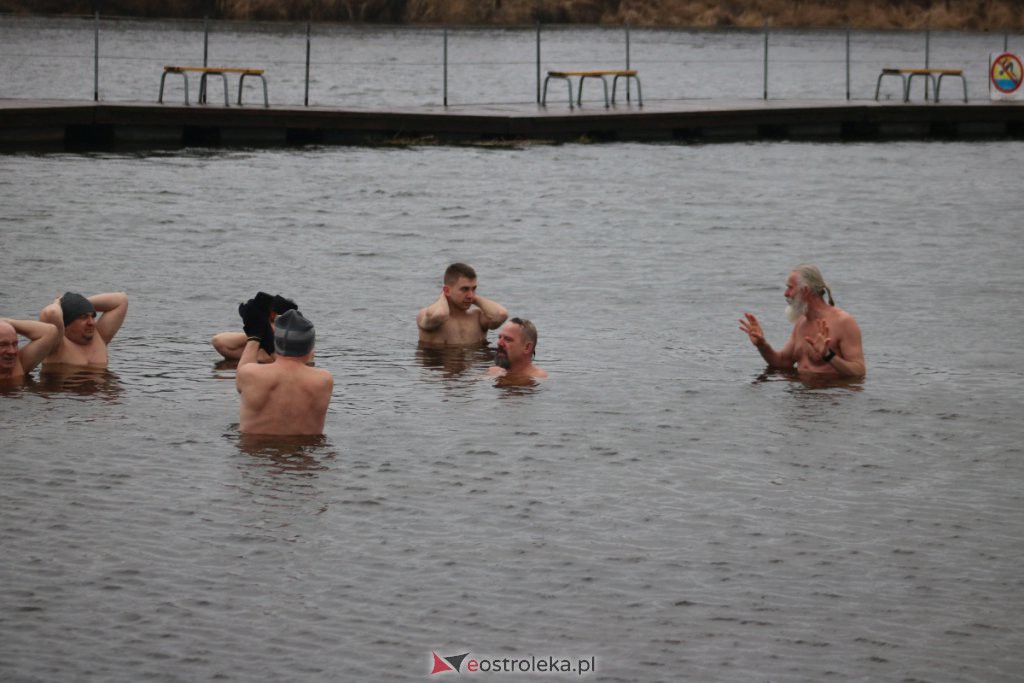 Spotkanie Morsów na plaży miejskiej w Ostrołęce [06.02.2022] - zdjęcie #8 - eOstroleka.pl