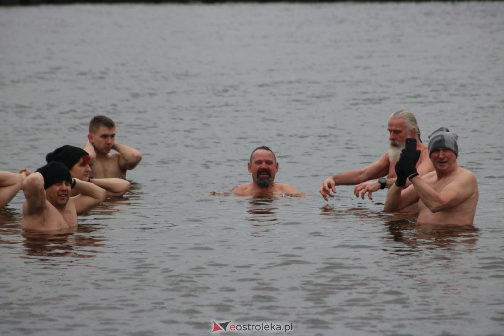 Spotkanie Morsów na plaży miejskiej w Ostrołęce [06.02.2022] - zdjęcie #2 - eOstroleka.pl