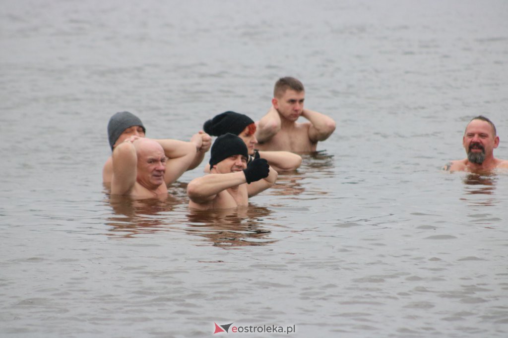 Spotkanie Morsów na plaży miejskiej w Ostrołęce [06.02.2022] - zdjęcie #1 - eOstroleka.pl